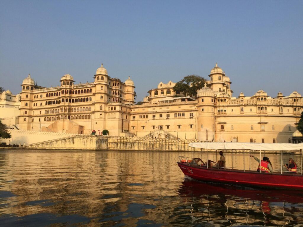 city palace with lake pinchola
